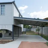 Nowa wiata do 50m2, ile od granicy działki? Nowoczesna konstrukcja przy domu, zadaszenie chroni przed słońcem i deszczem.