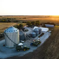 Gospodarstwo z silosami i ciągnikami, gotowe na przyjęcie nowego budynku gospodarczego 300m2 na zgłoszenie.
