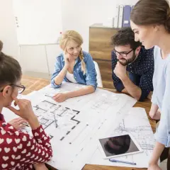 Zespół dyskutuje nad projektem architektonicznym, analizując jego obszar oddziaływania.