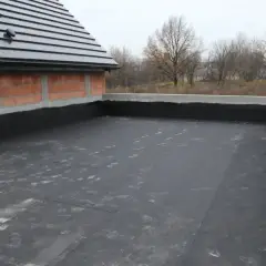 Budowa domu z plaskim dachem tanszy. Widok na przygotowany do dalszych prac dach płaski z papą.