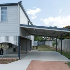 Nowa wiata do 50m2, ile od granicy działki? Nowoczesna konstrukcja przy domu, zadaszenie chroni przed słońcem i deszczem.