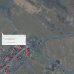 Widok mapy z zaznaczonymi działkami. W oknie "Zawartość mapy" widoczna jest warstwa "Ewidencja gruntów i budynków" z numerem działki 320407_5.0004.40/1.