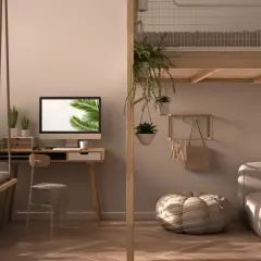 Przytulna antresola w domu z huśtawką, biurkiem i sofą. Wnętrze pełne zieleni i naturalnego światła.