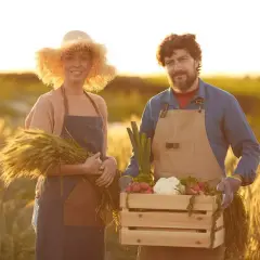 Rolnicy z plonami: zboże, warzywa. To, co rolnik może sprzedać bez podatku, to świeże produkty prosto z pola.