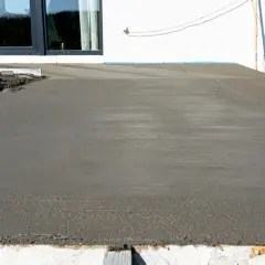 Świeżo wylany taras z betonu, gotowy na letnie wieczory.