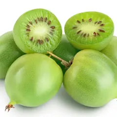 Mini kiwi uprawa: świeże, zielone owoce, jeden przekrojony ukazuje charakterystyczne pestki.