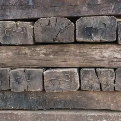 Stare podkłady kolejowe w ogrodzie mogą być szkodliwe. Drewno jest spróchniałe, a metalowe elementy zardzewiałe.