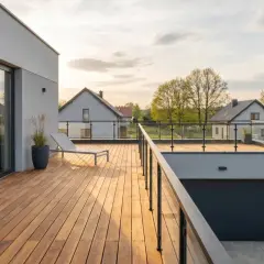 Nowoczesny garaż z tarasem i leżakiem, idealne miejsce na relaks.