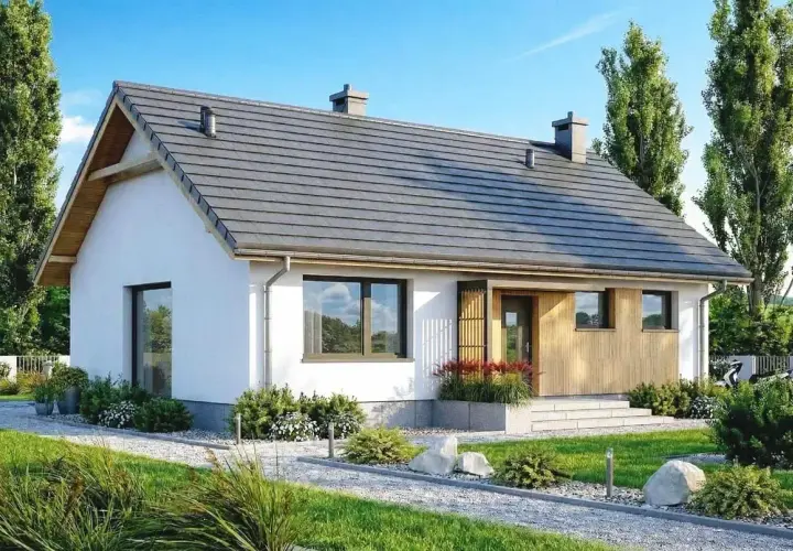Nowoczesny dom 100m2 z garażem, z białym tynkiem i drewnianymi elementami, otoczony zielenią.