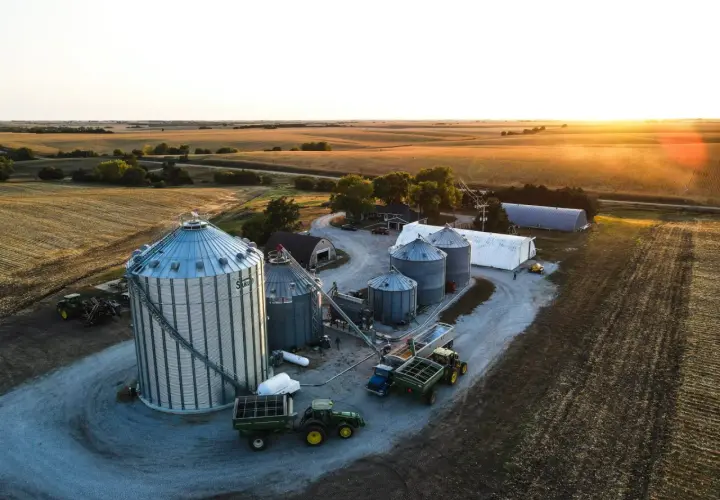 Gospodarstwo z silosami i ciągnikami, gotowe na przyjęcie nowego budynku gospodarczego 300m2 na zgłoszenie.