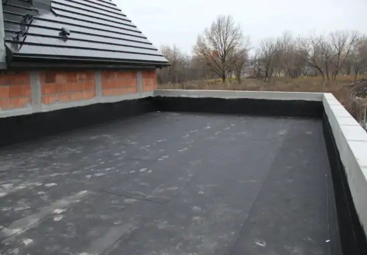 Budowa domu z plaskim dachem tanszy. Widok na przygotowany do dalszych prac dach płaski z papą.