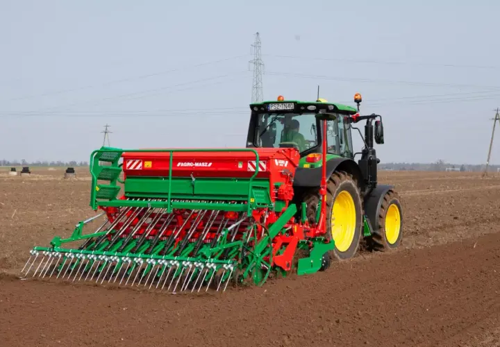 Traktor z siewnikiem Agro-Masz przygotowuje pole pod nasiona rzepaku na 1 ha.
