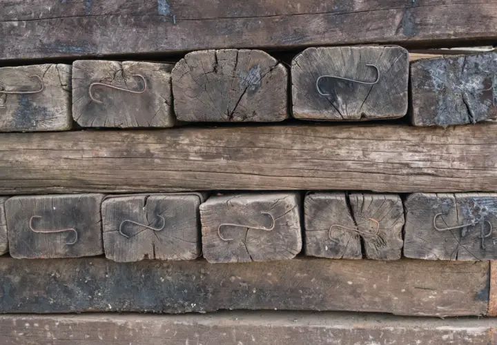 Stare podkłady kolejowe w ogrodzie mogą być szkodliwe. Drewno jest spróchniałe, a metalowe elementy zardzewiałe.