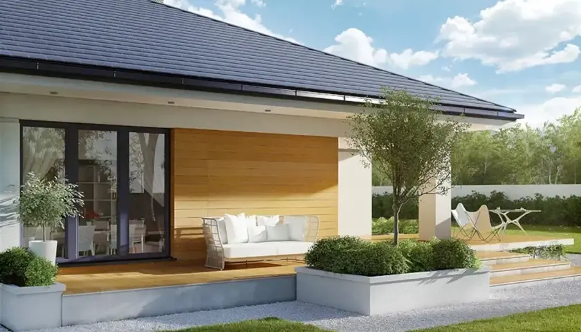 Nowoczesny taras z sofą i stolikiem, idealny do relaksu w ogrodzie. Projekt "Ariel 4" zachwyca prostotą i elegancją.