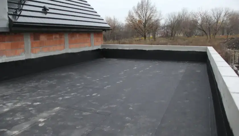 Budowa domu z plaskim dachem tanszy. Widok na przygotowany do dalszych prac dach płaski z papą.