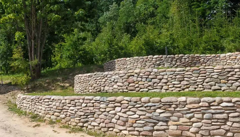 Trzy poziomy kamiennego mureu oporowego, idealny pomysł na zagospodarowanie skarpy.