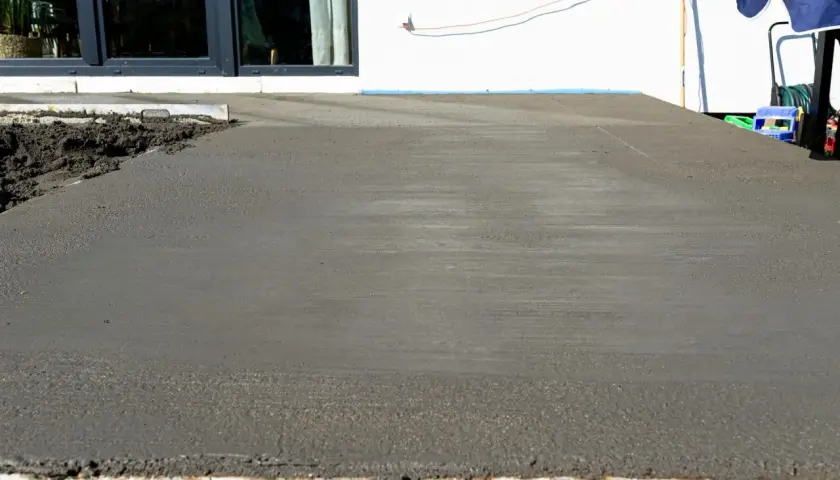 Świeżo wylany taras z betonu, gotowy na letnie wieczory.