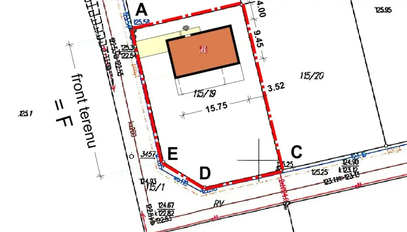 Plan działki z zaznaczonym budynkiem. Czerwona linia wyznacza granice, a wymiary pokazują, co to jest powierzchnia zabudowy.