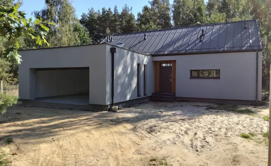 Garaż z płaskim dachem, który pasuje do domu i nie sprawia kłopotów