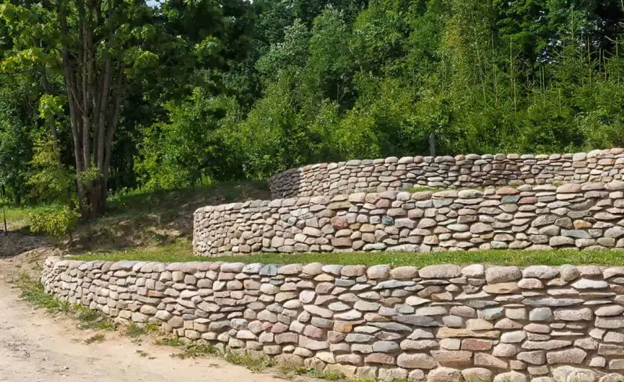 Murek oporowy w ogrodzie - 5 pomysłów, koszty i drenaż