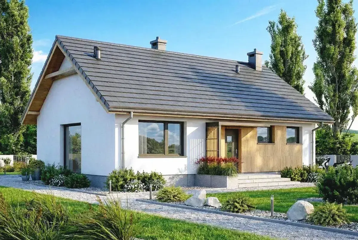 Nowoczesny dom 100m2 z garażem, z białym tynkiem i drewnianymi elementami, otoczony zielenią.