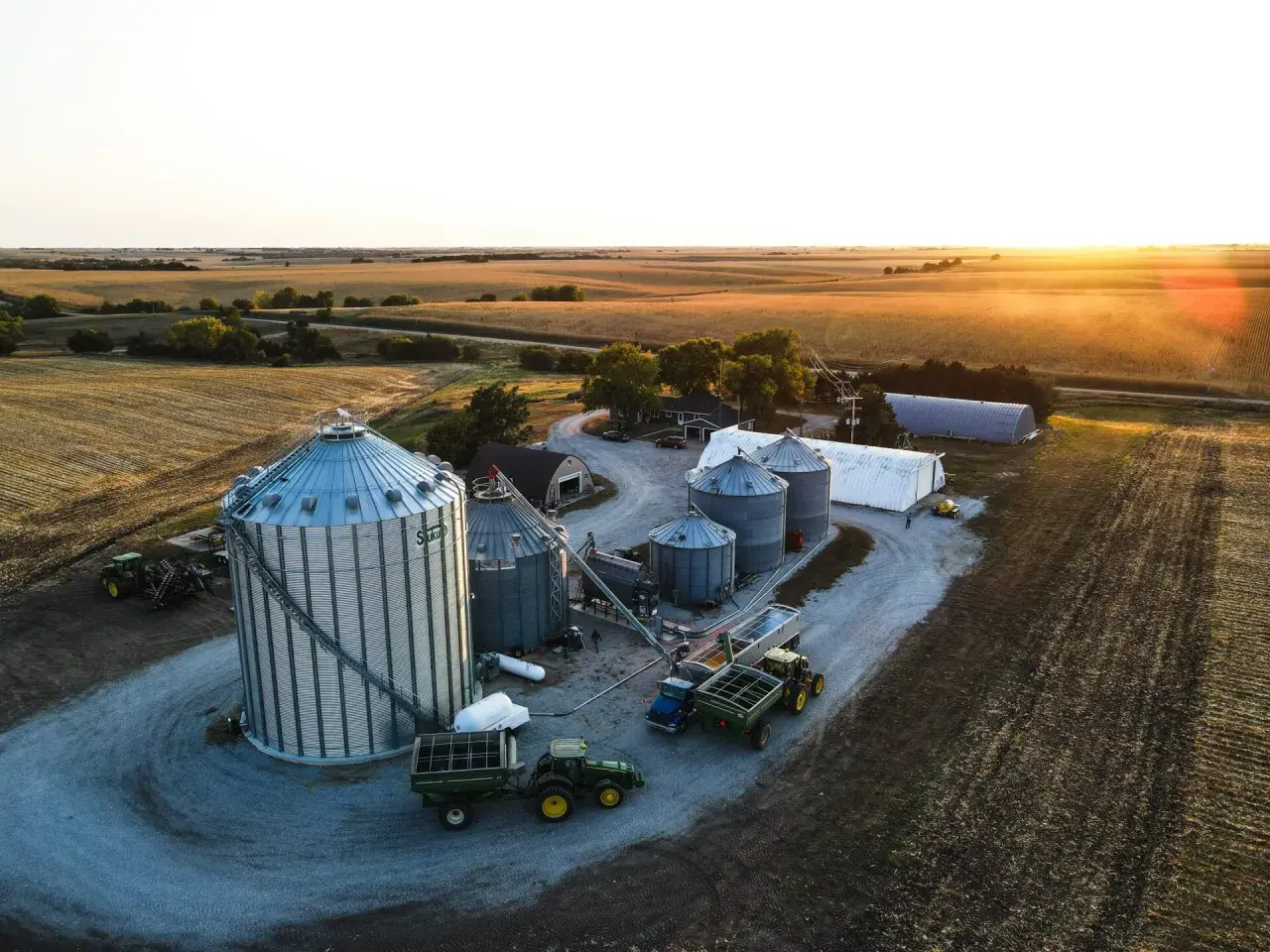 Gospodarstwo z silosami i ciągnikami, gotowe na przyjęcie nowego budynku gospodarczego 300m2 na zgłoszenie.