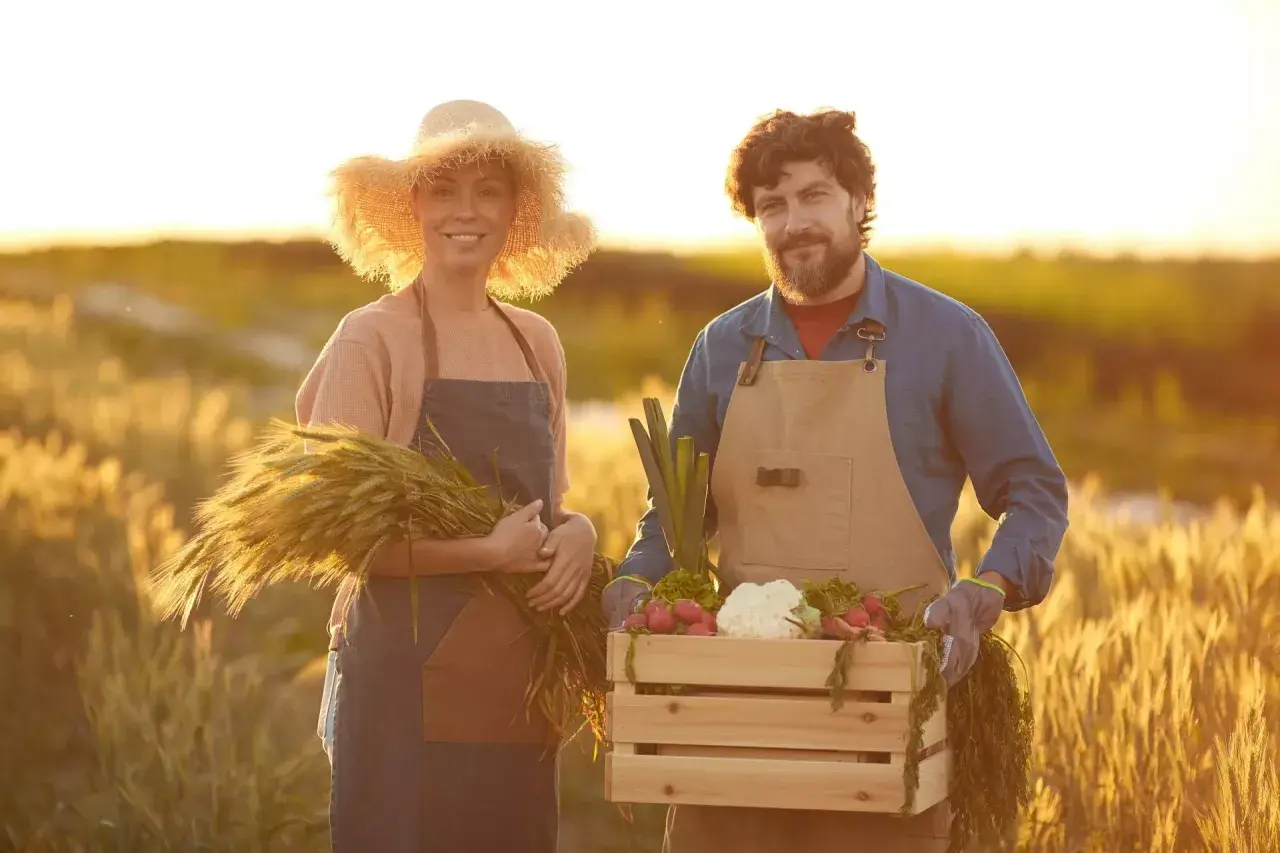 Rolnicy z plonami: zboże, warzywa. To, co rolnik może sprzedać bez podatku, to świeże produkty prosto z pola.