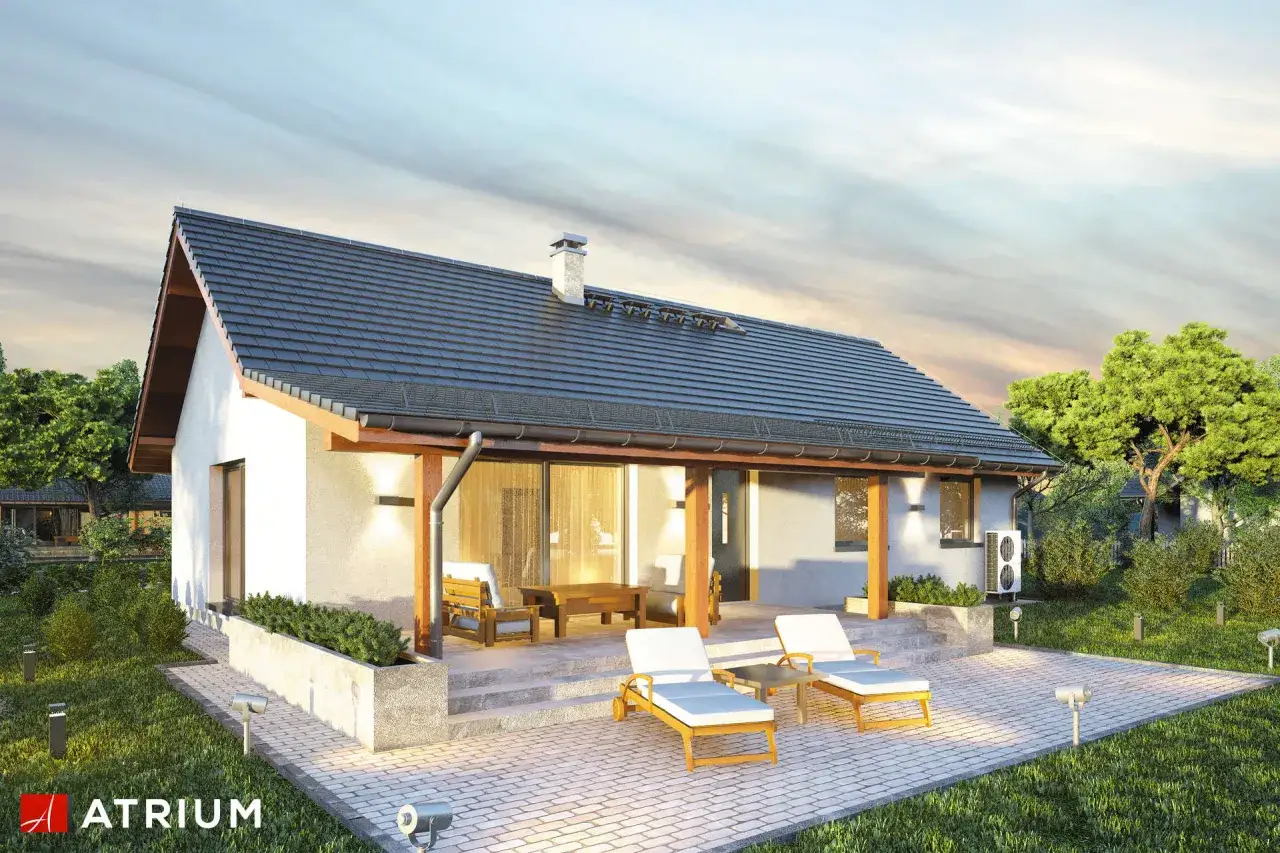 Nowoczesny projekt domu Aurora z tarasem i leżakami, otoczony zielenią.