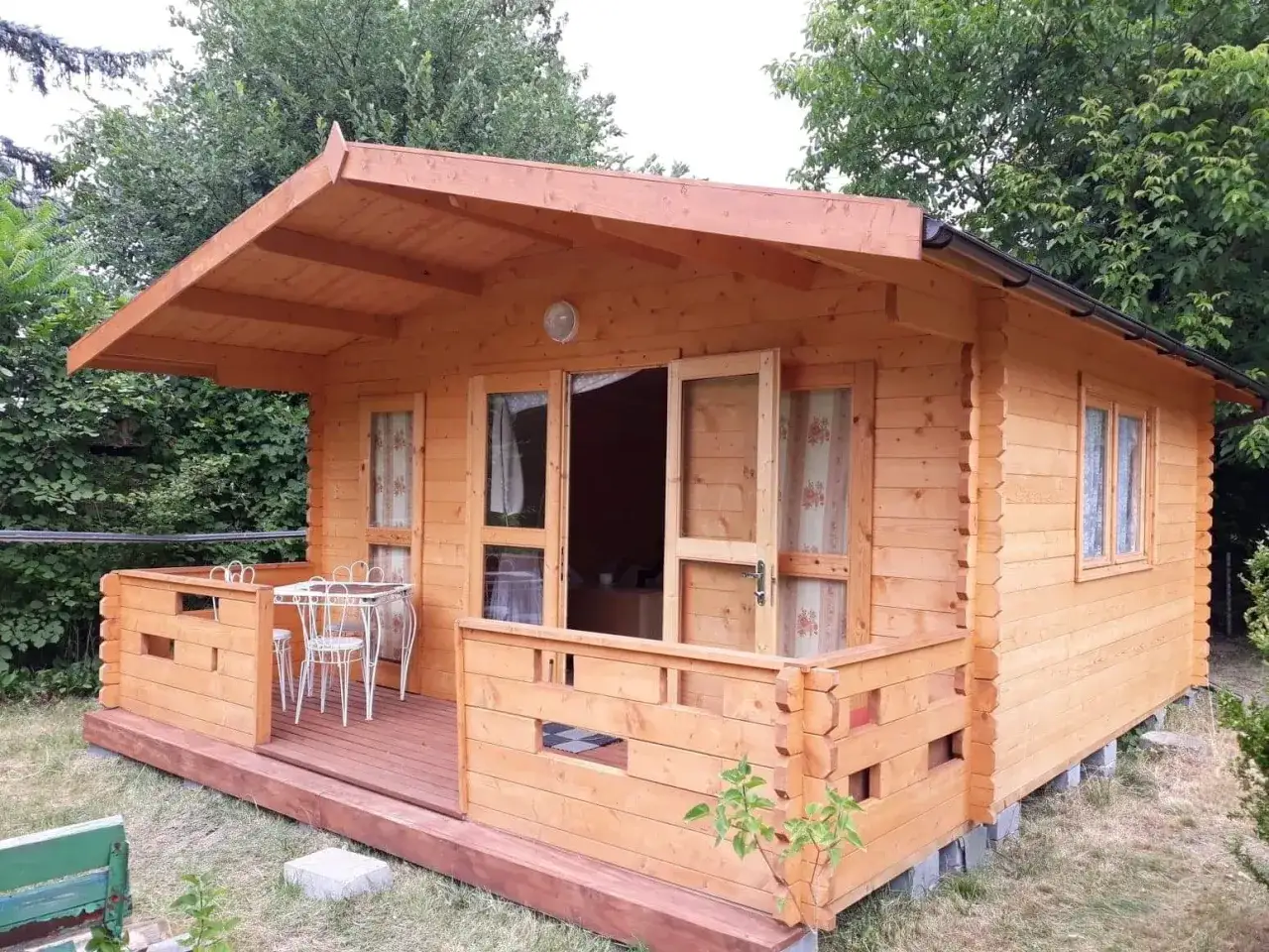 Drewniany domek na zgłoszenie 35m2, idealny na letnie wypady. Przepisy budowlane pozwalają na jego łatwe postawienie.