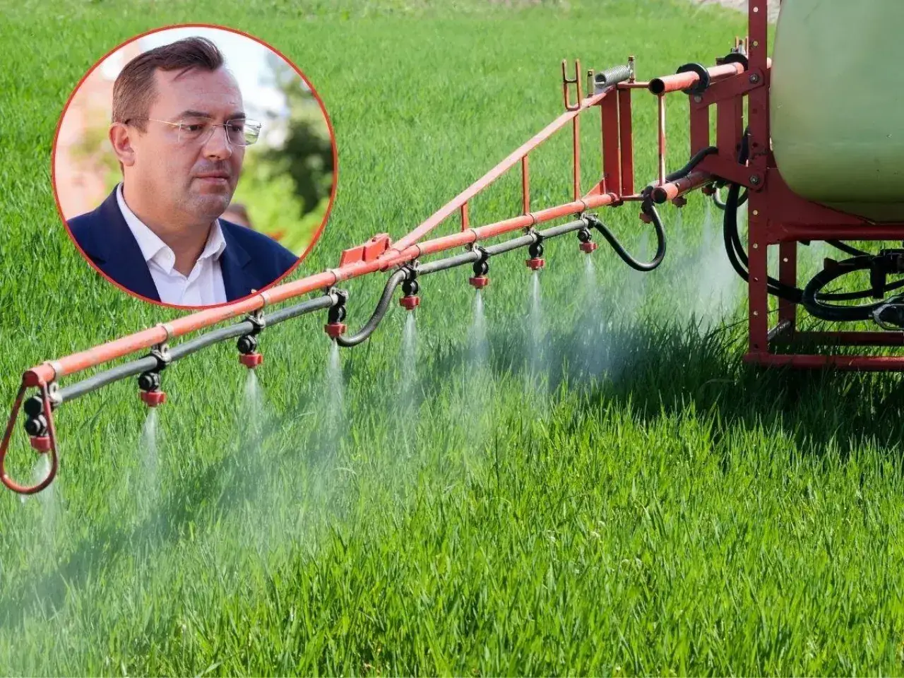 Rolnik w okularach i garniturze na tle opryskiwacza. Czy to podpowiedź, co rolnik może sprzedać bez podatku?