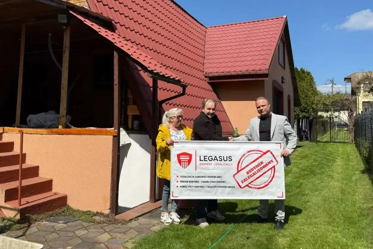 Trzy osoby trzymają baner