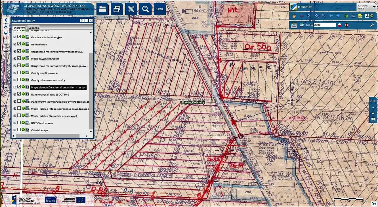 Mapa z zaznaczonymi urządzeniami melioracji wodnych na działce, widoczne są linie drenarskie i oznaczenia terenowe.