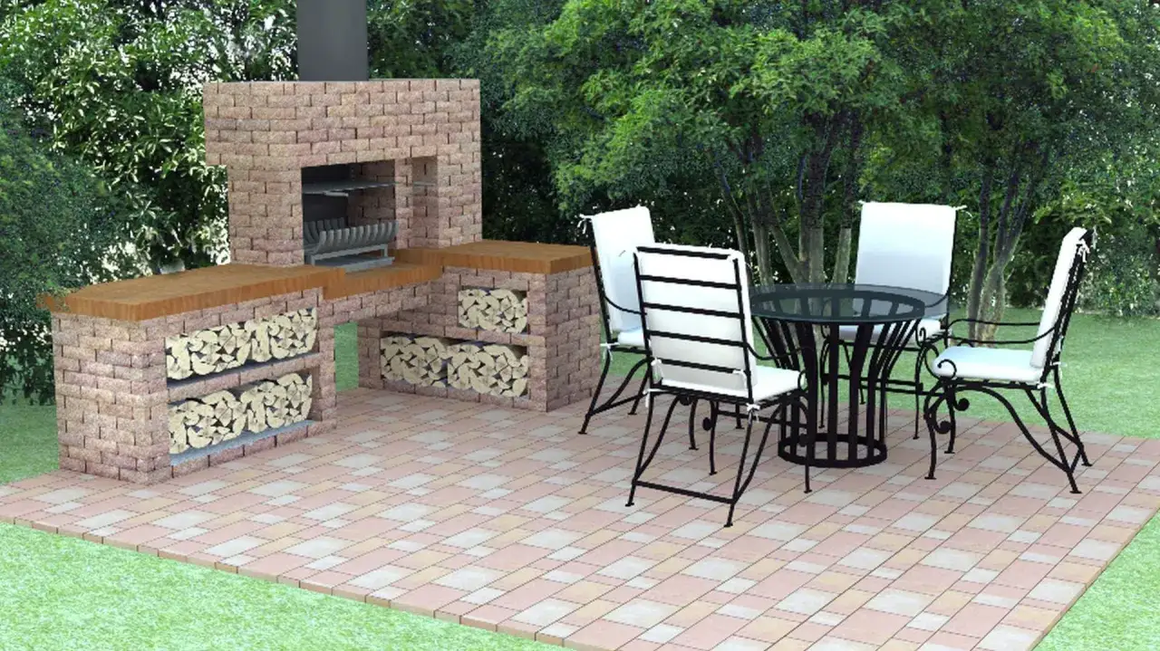 Solidny grill murowany z miejscem na drewno i stolikiem z krzesłami, gotowy na letnie przyjęcia w ogrodzie.